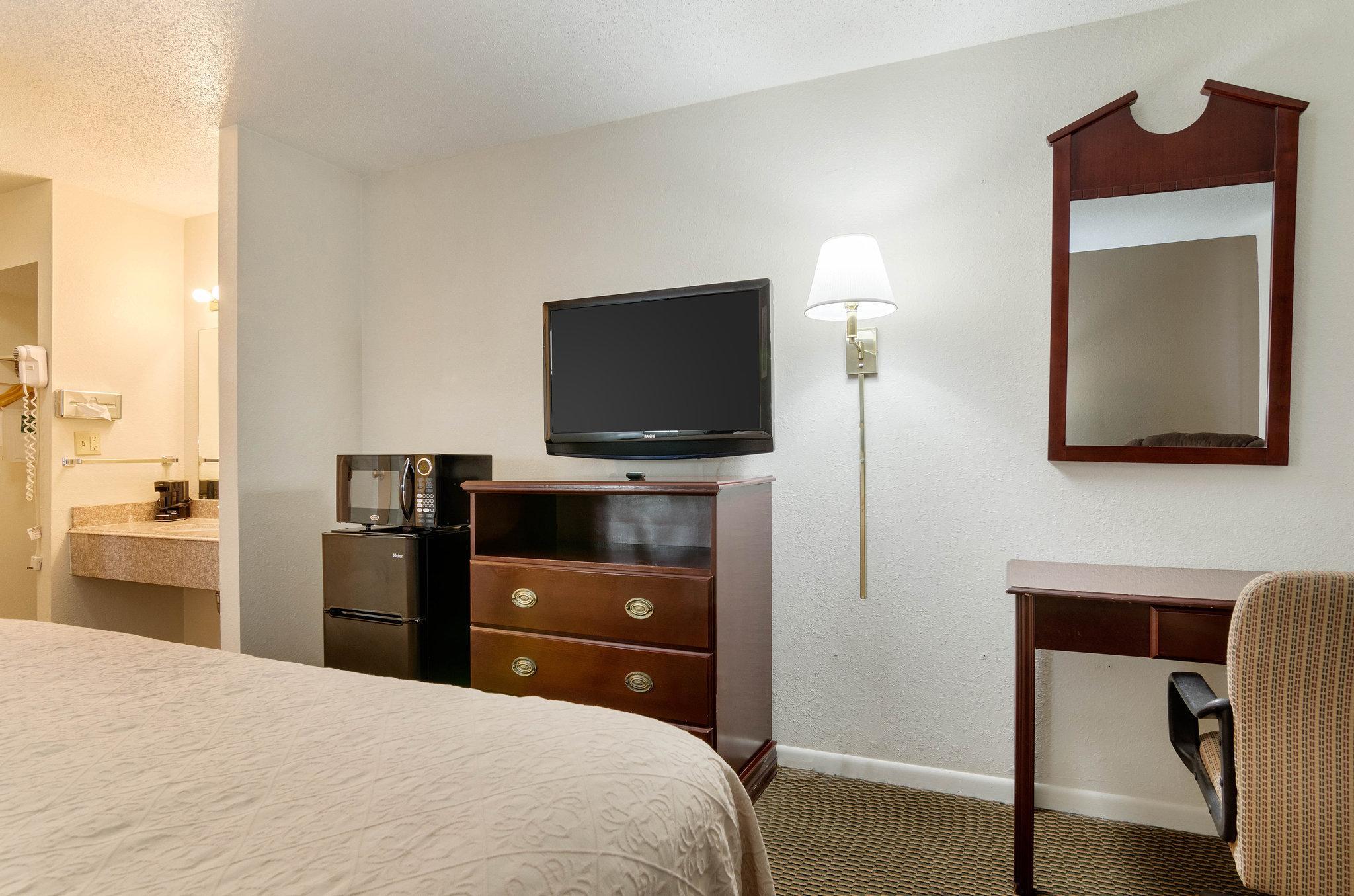 Colby Inn And Suites Exterior photo