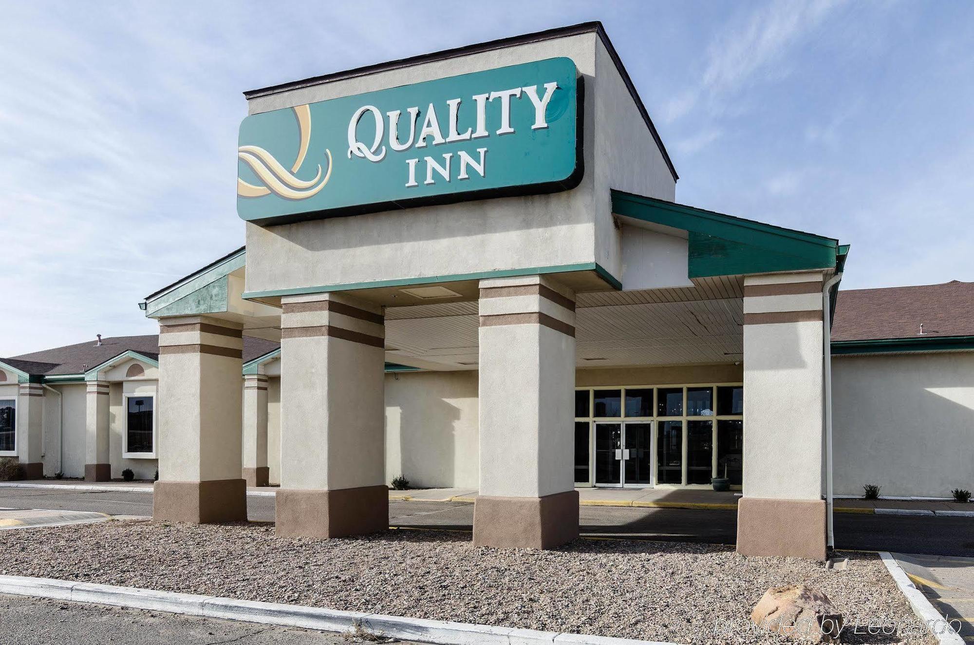 Colby Inn And Suites Exterior photo