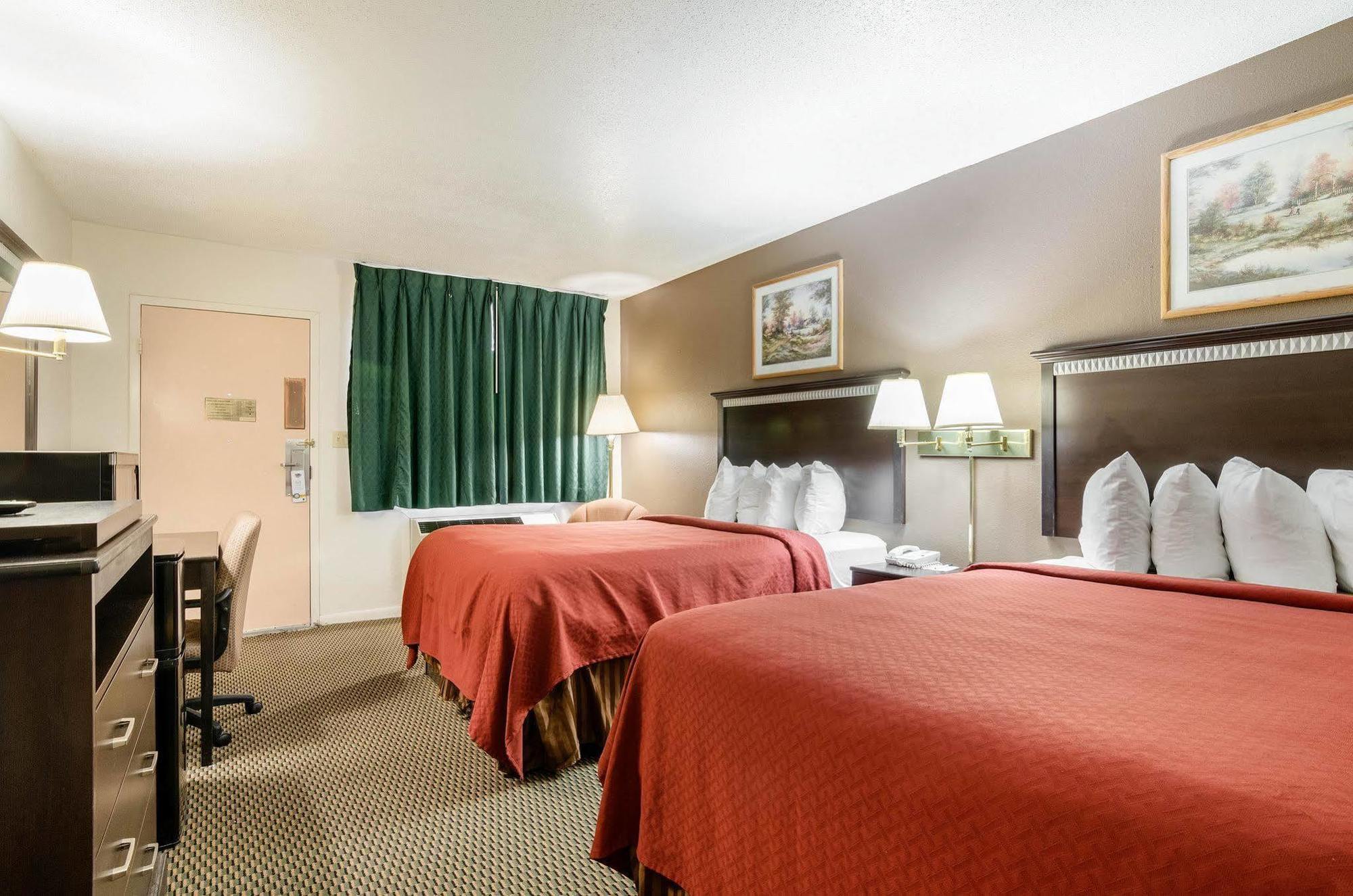 Colby Inn And Suites Exterior photo